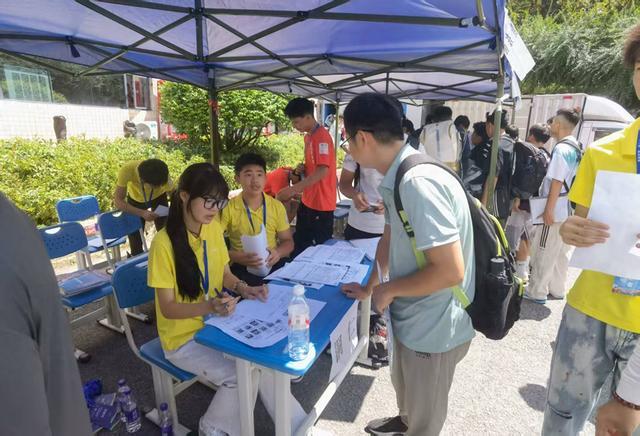 处赛场中央, 的工作 处赛场中央, 的工作